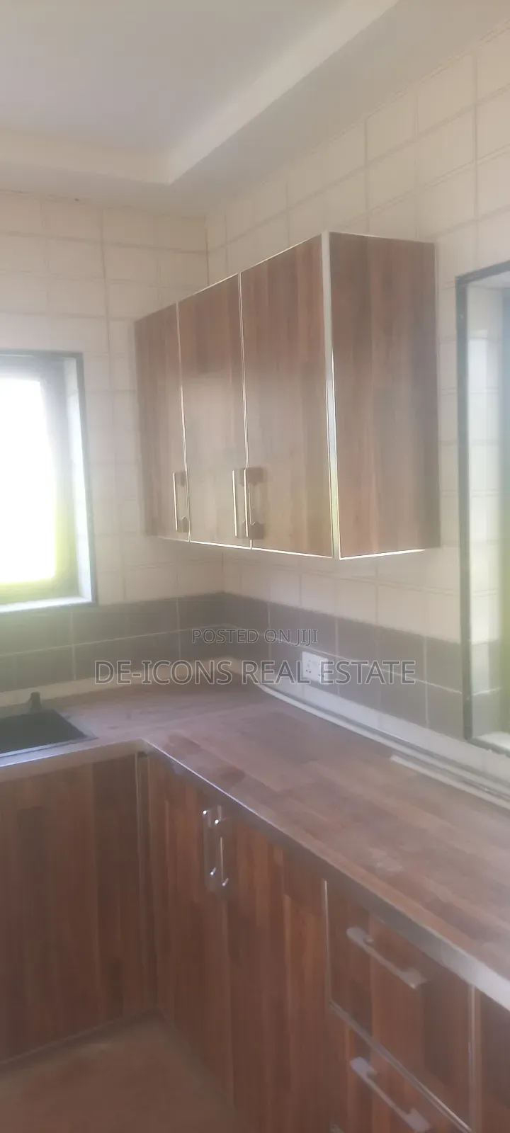3bdrm Duplex in De-Icons Real Estate, Awutu Senya East Municipal