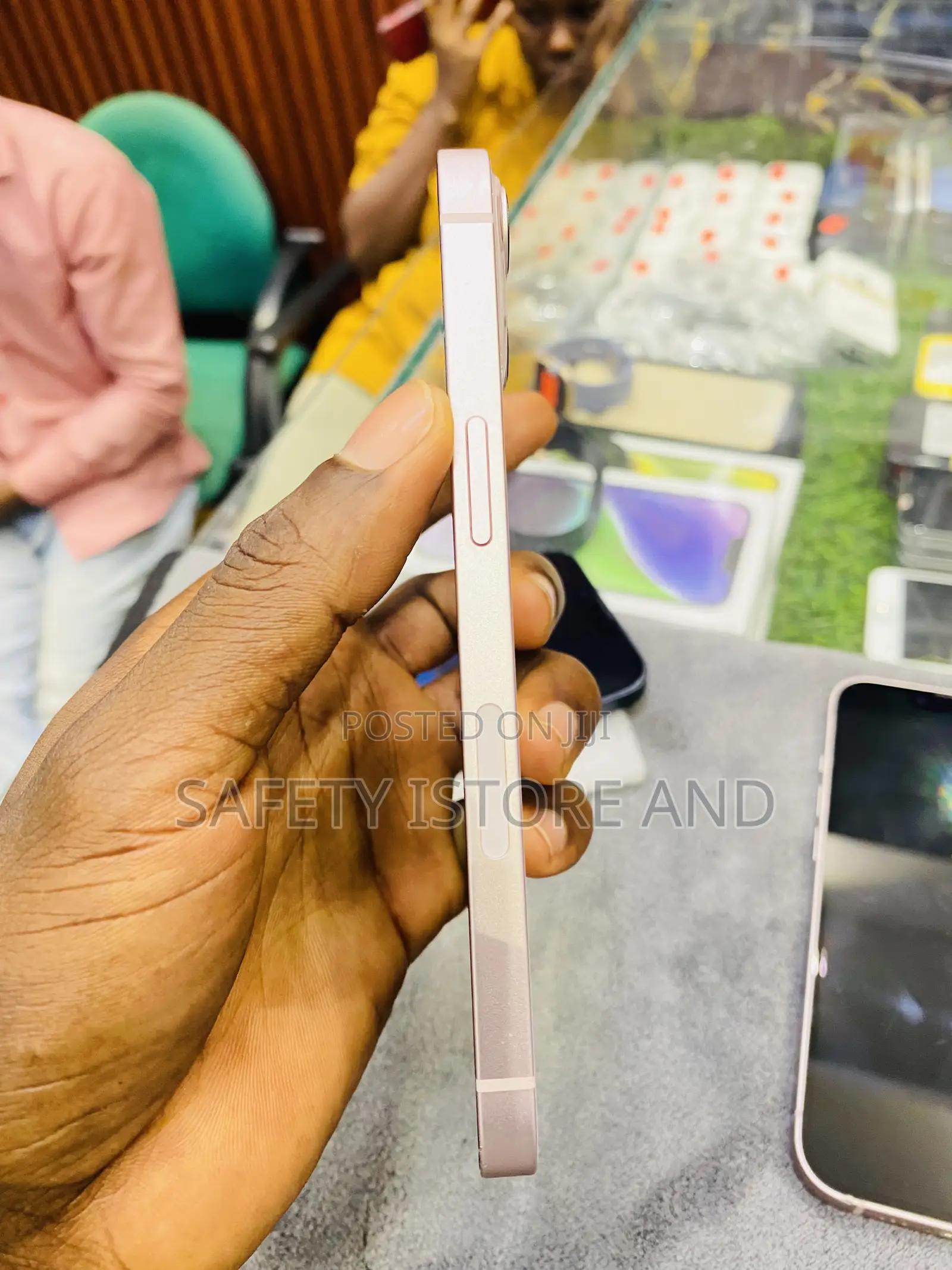 New Apple iPhone 13 128 GB Gold