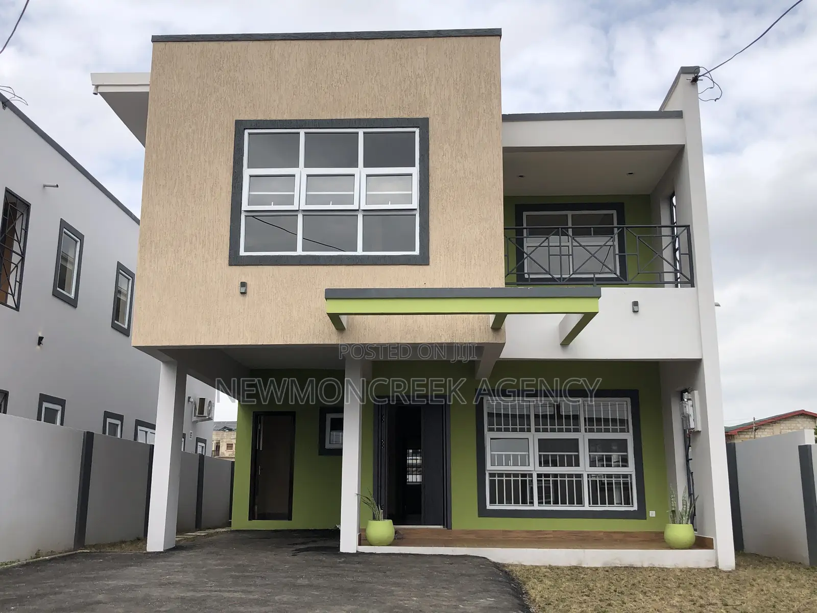 4bdrm Duplex in Lakeside Estates, Accra Metropolitan for sale