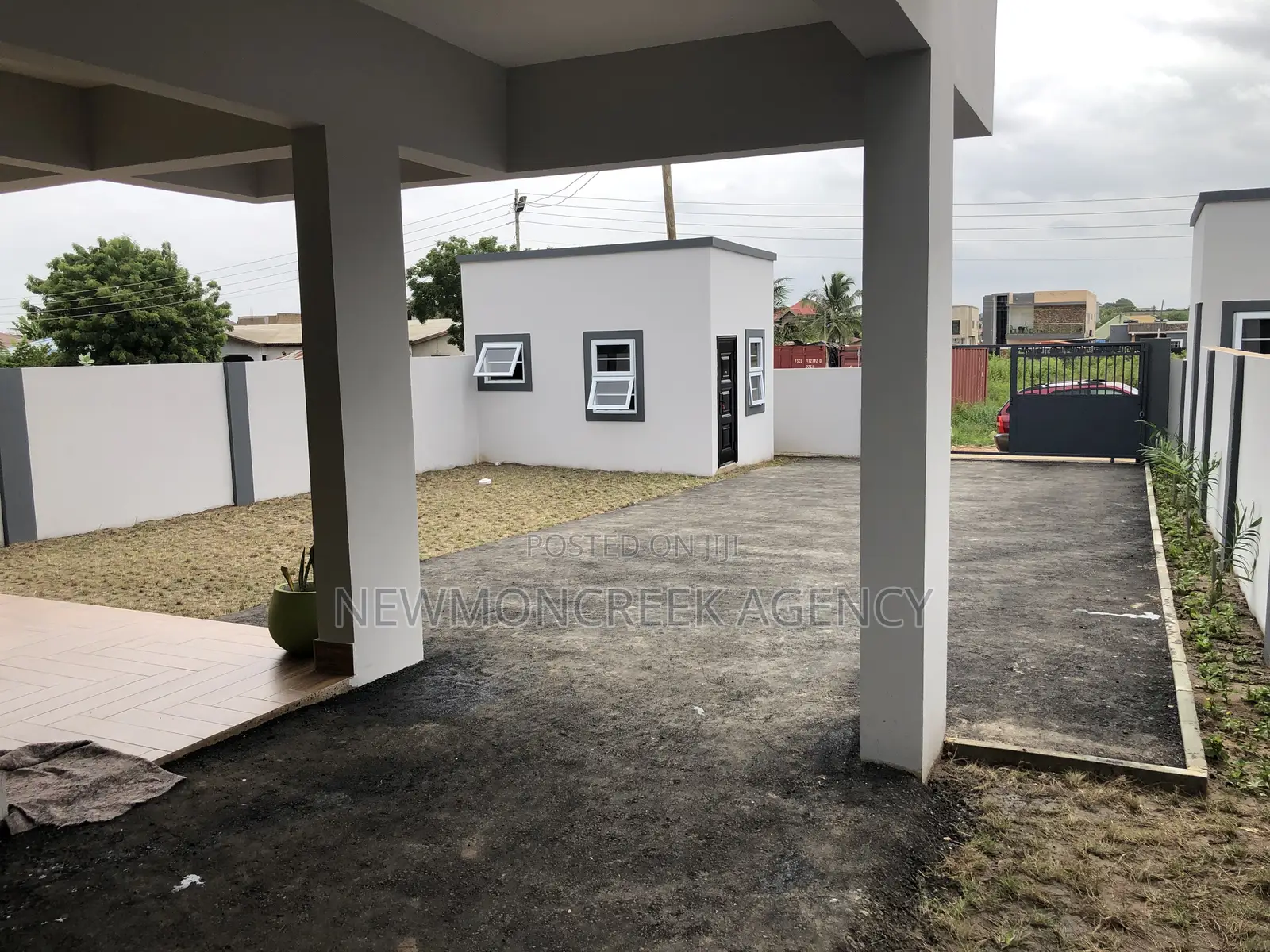4bdrm Duplex in Lakeside Estates, Accra Metropolitan for sale