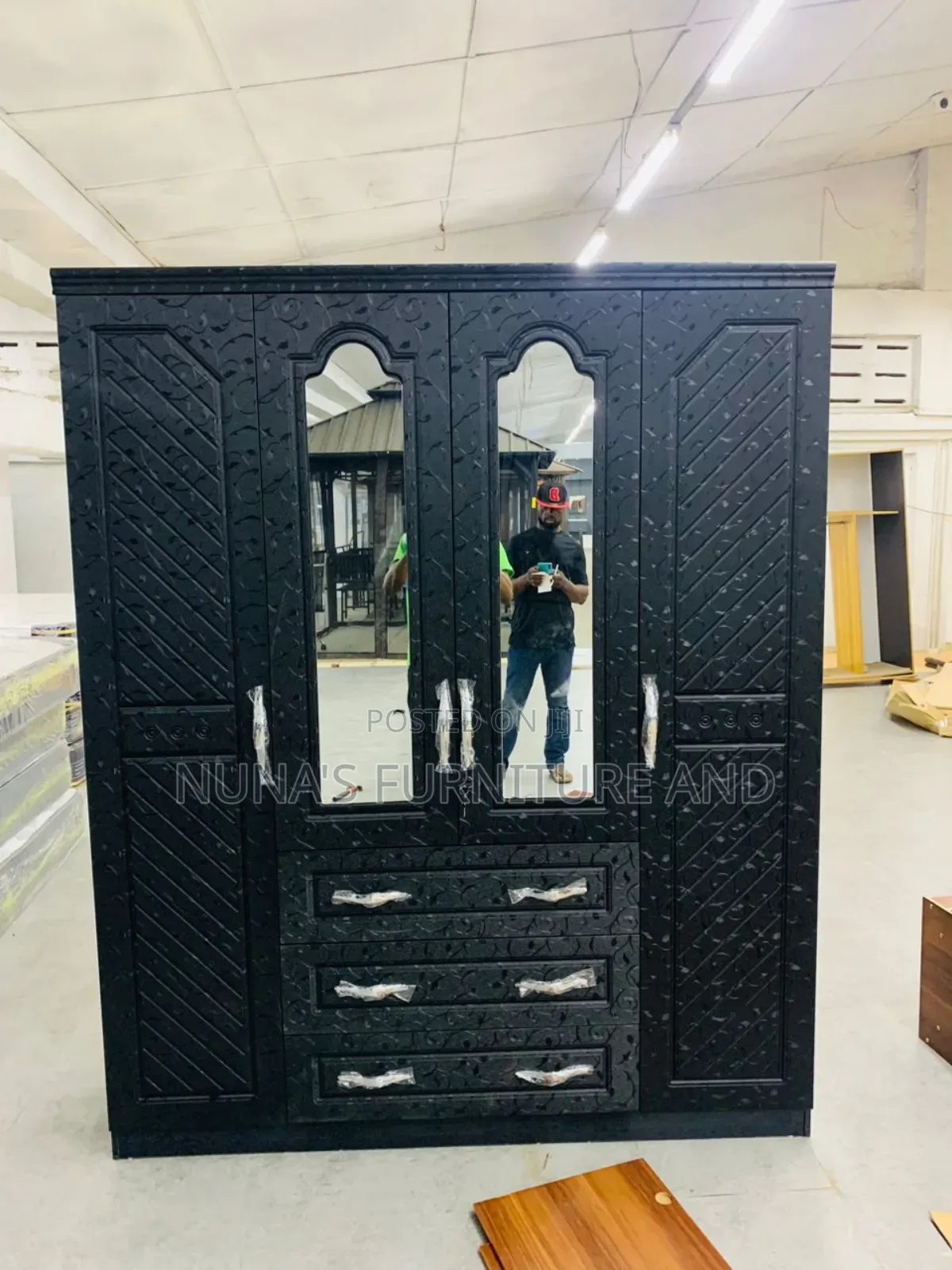 4 Doors Black Wadrobe With Mirror