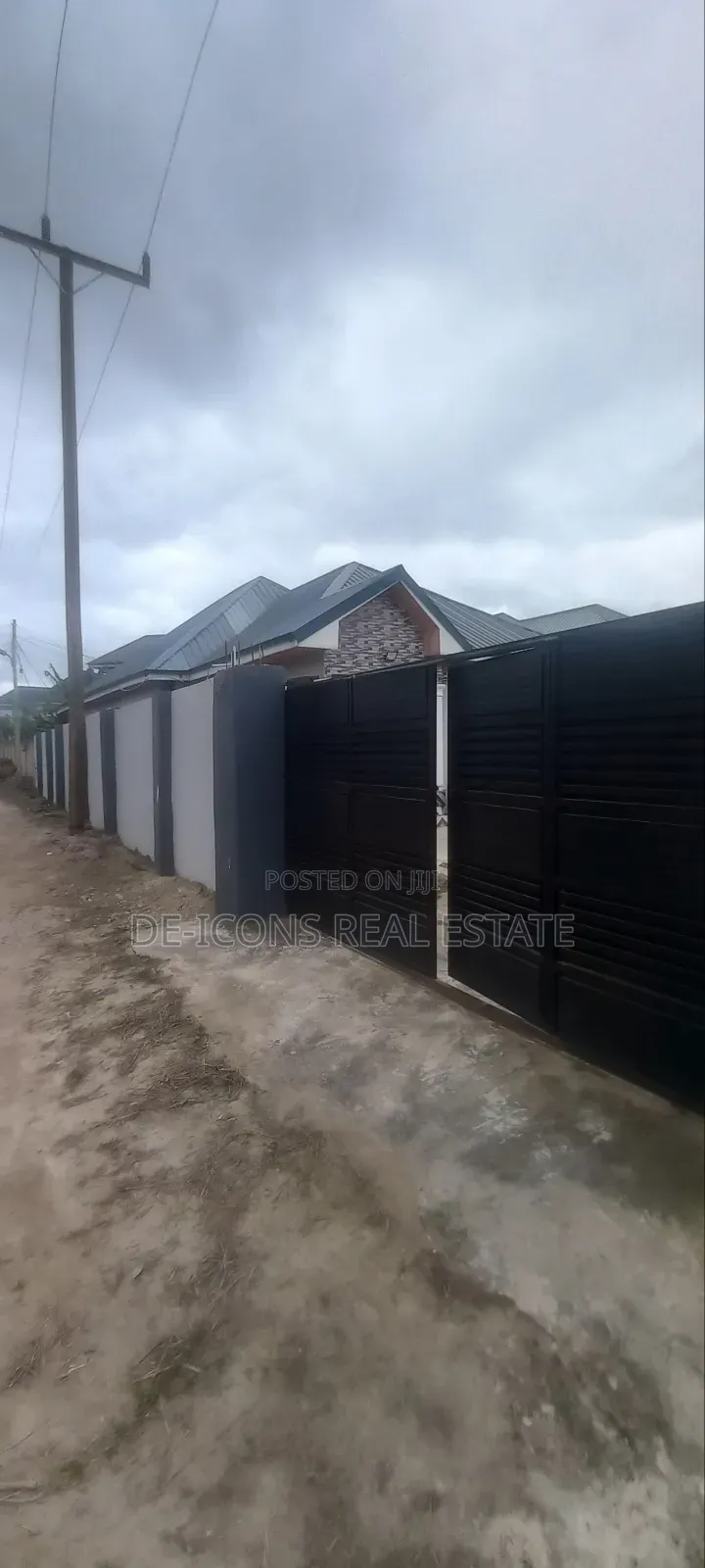 3bdrm Mansion in De-Icons Real Estate, Awutu Senya East Municipal