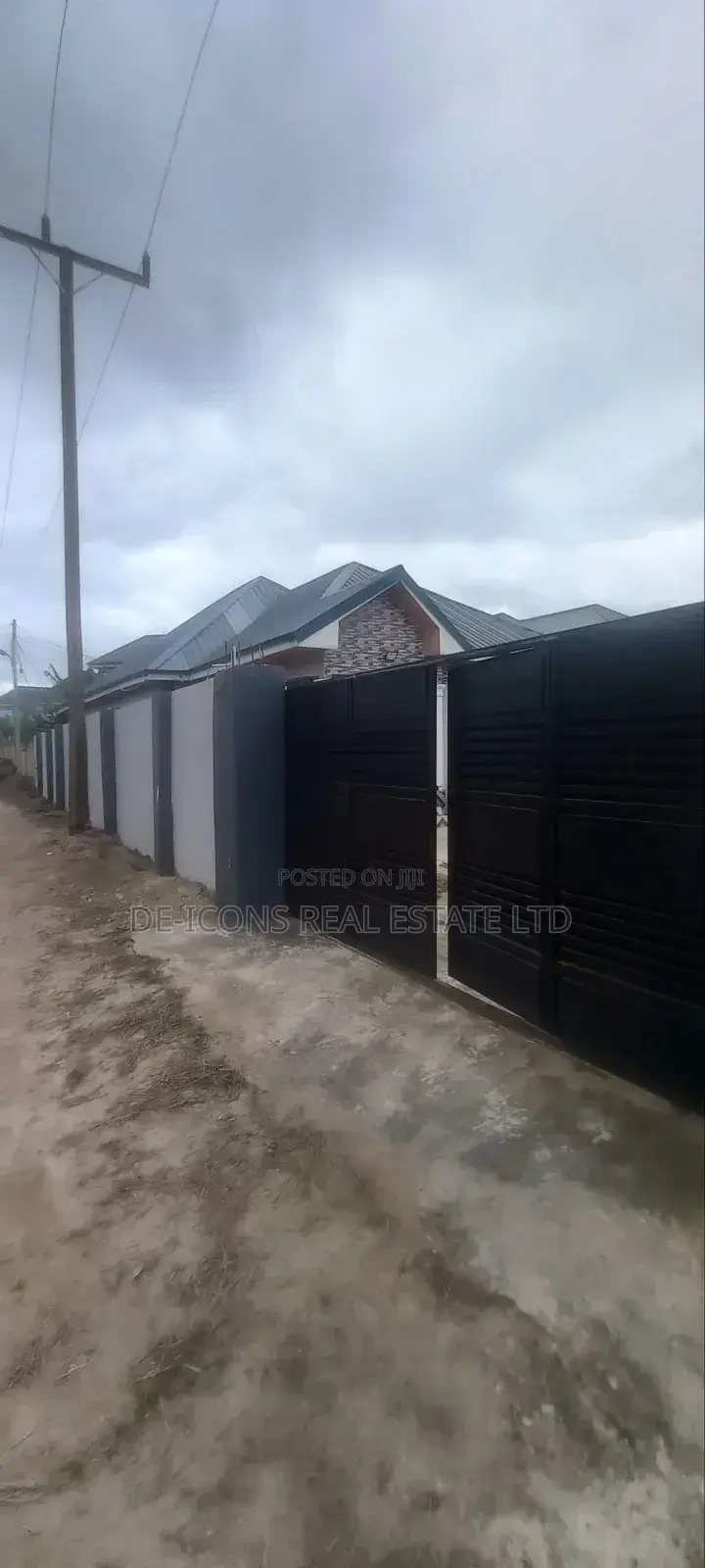 3bdrm Mansion in De-Icons Real Estate, Awutu Senya East Municipal