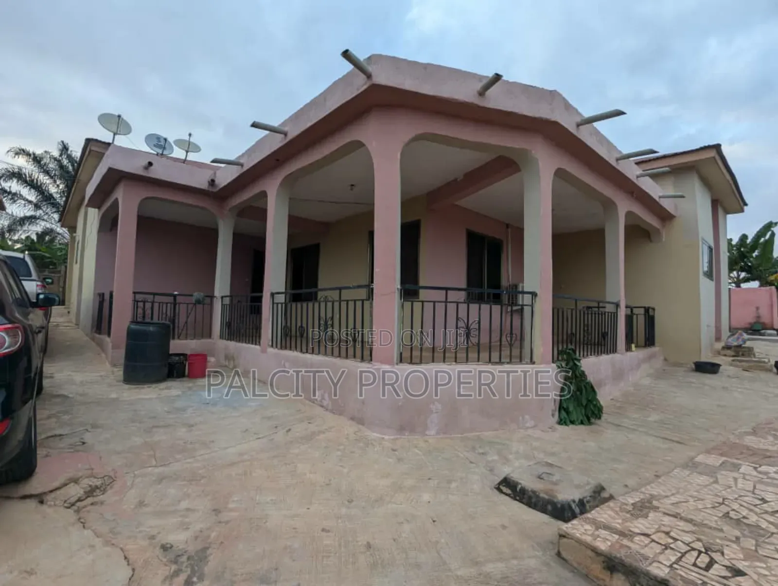 8bdrm House in Aputuogya, Kumasi Metropolitan for sale