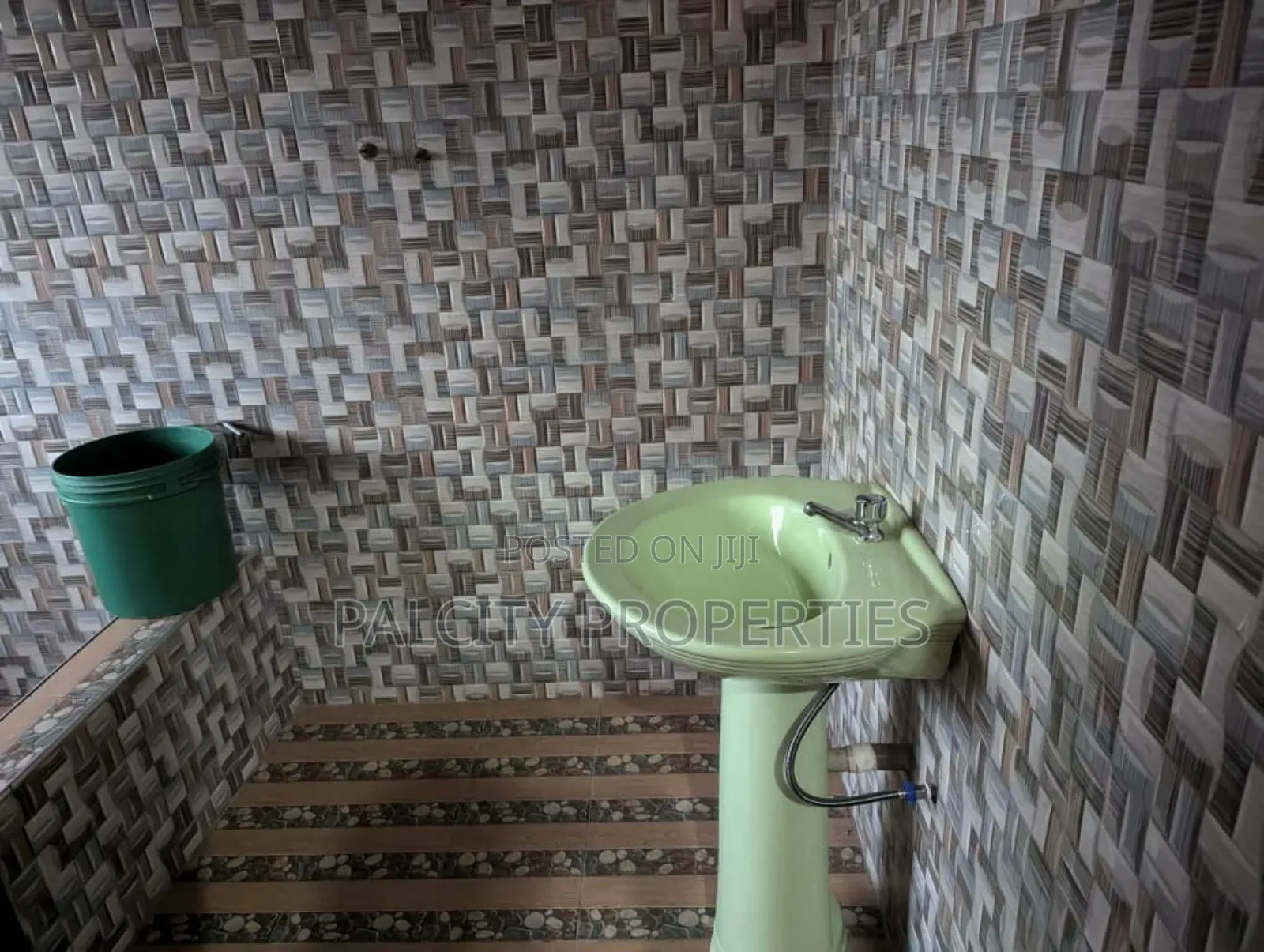 8bdrm House in Aputuogya, Kumasi Metropolitan for sale
