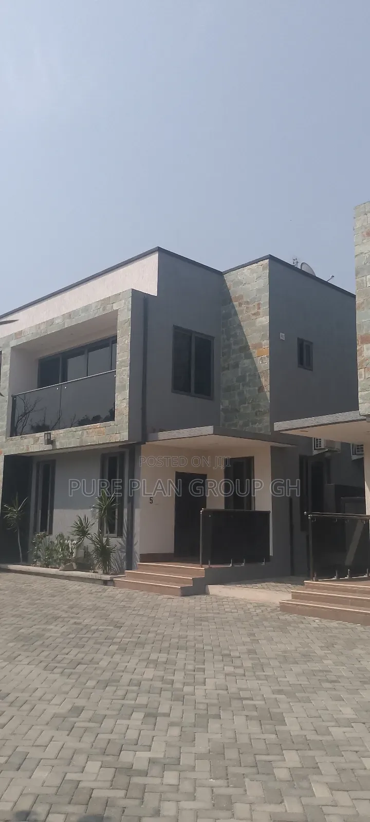 4bdrm Townhouse / Terrace in Dzorwulu for rent