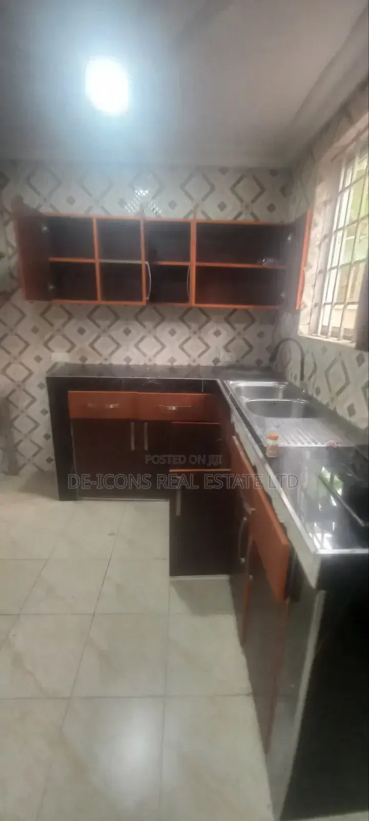 3bdrm Duplex in De-Icons Real Estate, Awutu Senya East Municipal
