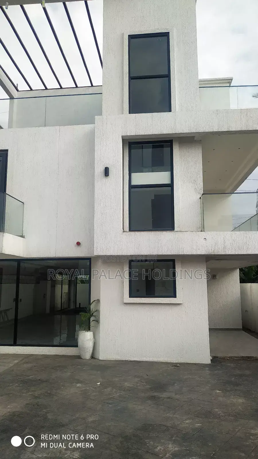 4bdrm Duplex in Close To American, Adjiriganor for sale