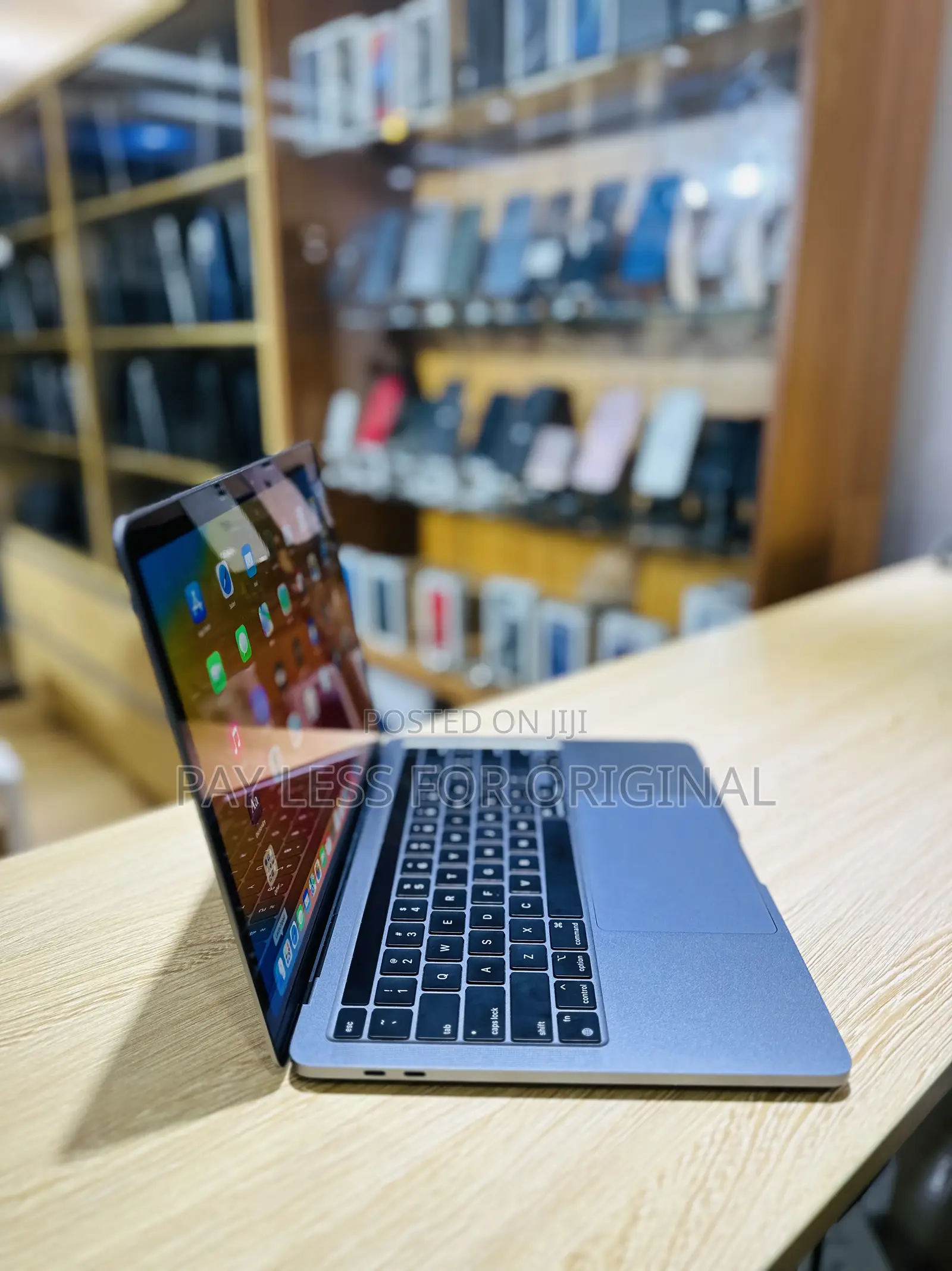 Laptop Apple MacBook Pro 2022 M2 8GB Apple M2 SSD 256GB