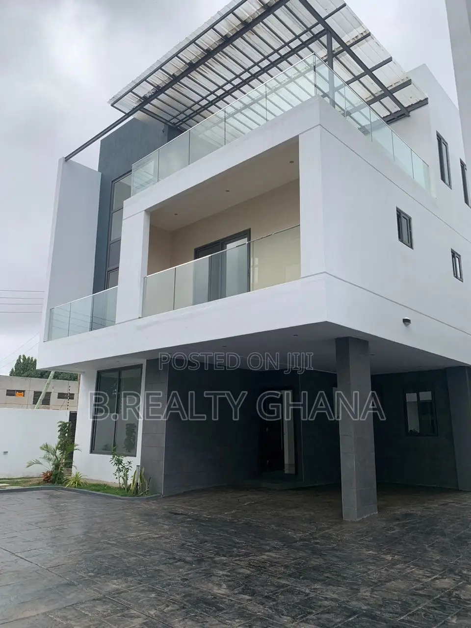 4bdrm Townhouse/Terrace in Cantonments for sale