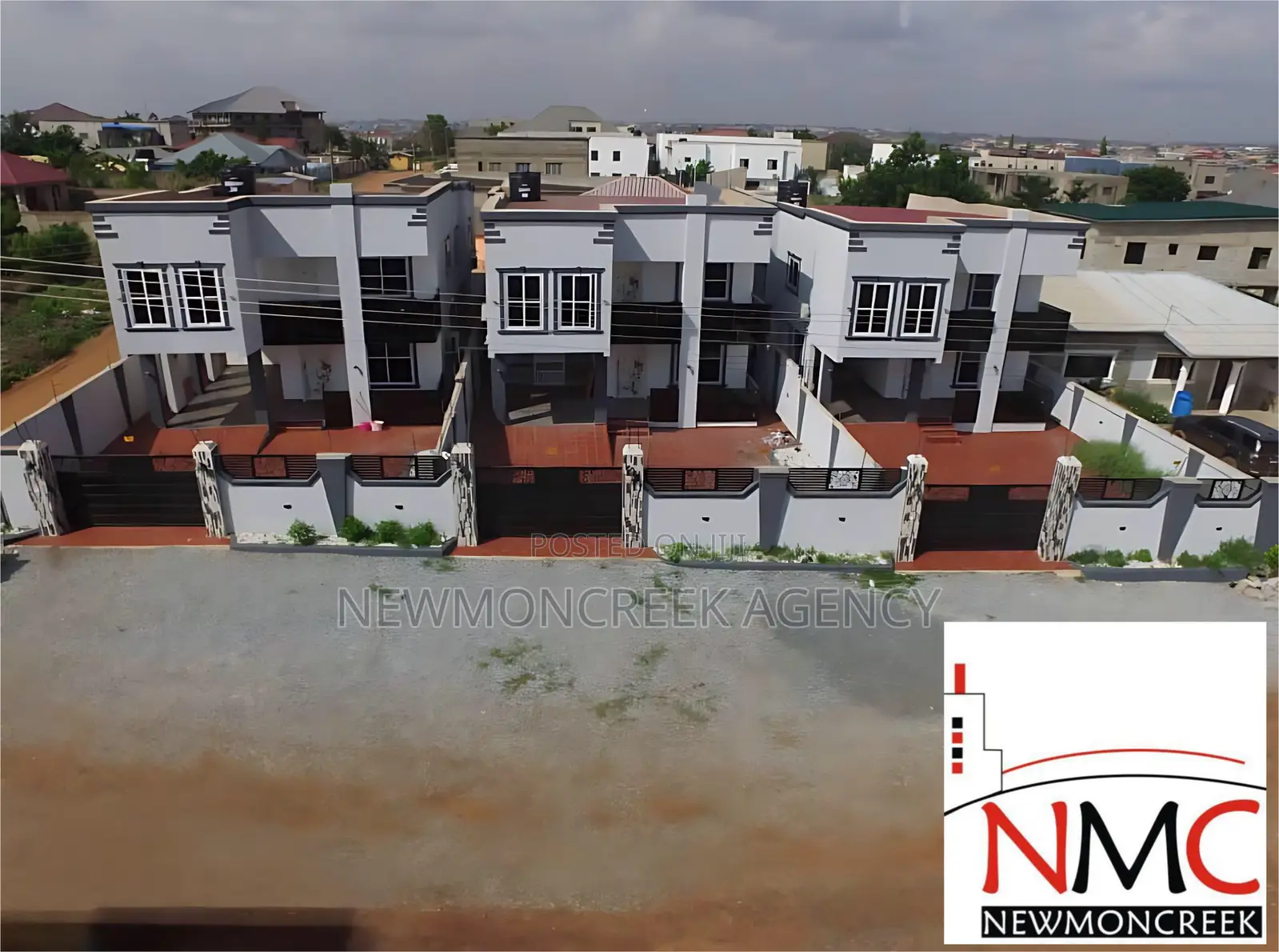 4bdrm Duplex in Lakeside, Accra Metropolitan for sale