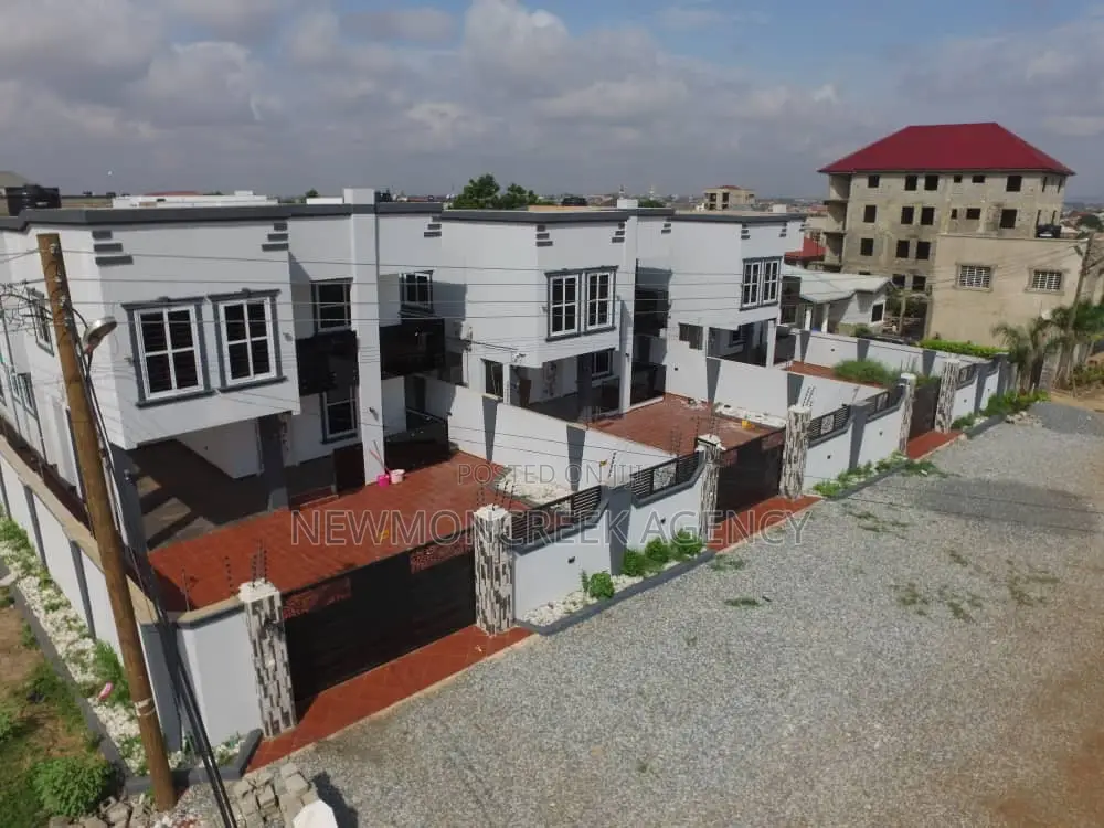 4bdrm Duplex in Lakeside, Accra Metropolitan for sale
