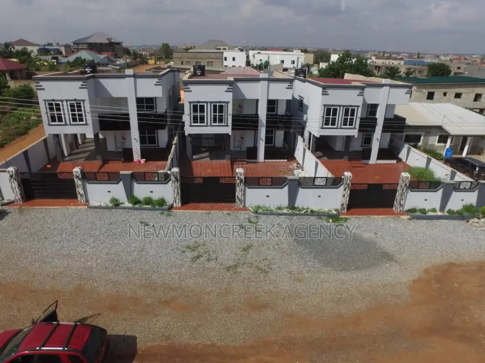 4bdrm Duplex in Lakeside, Accra Metropolitan for sale