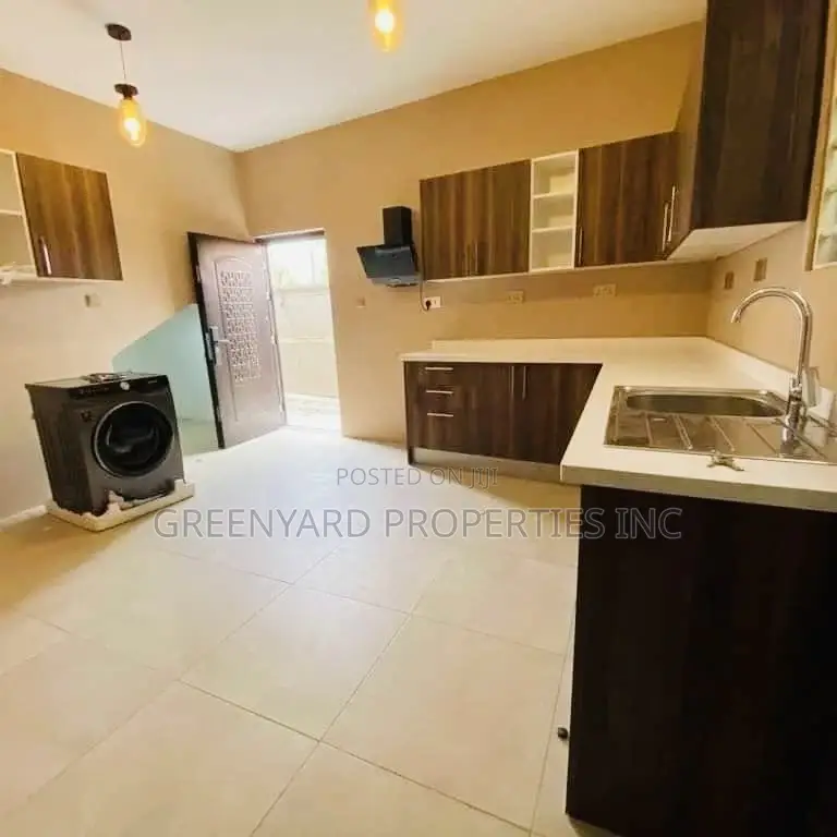 2bdrm Townhouse / Terrace in Upsa, East Legon for rent