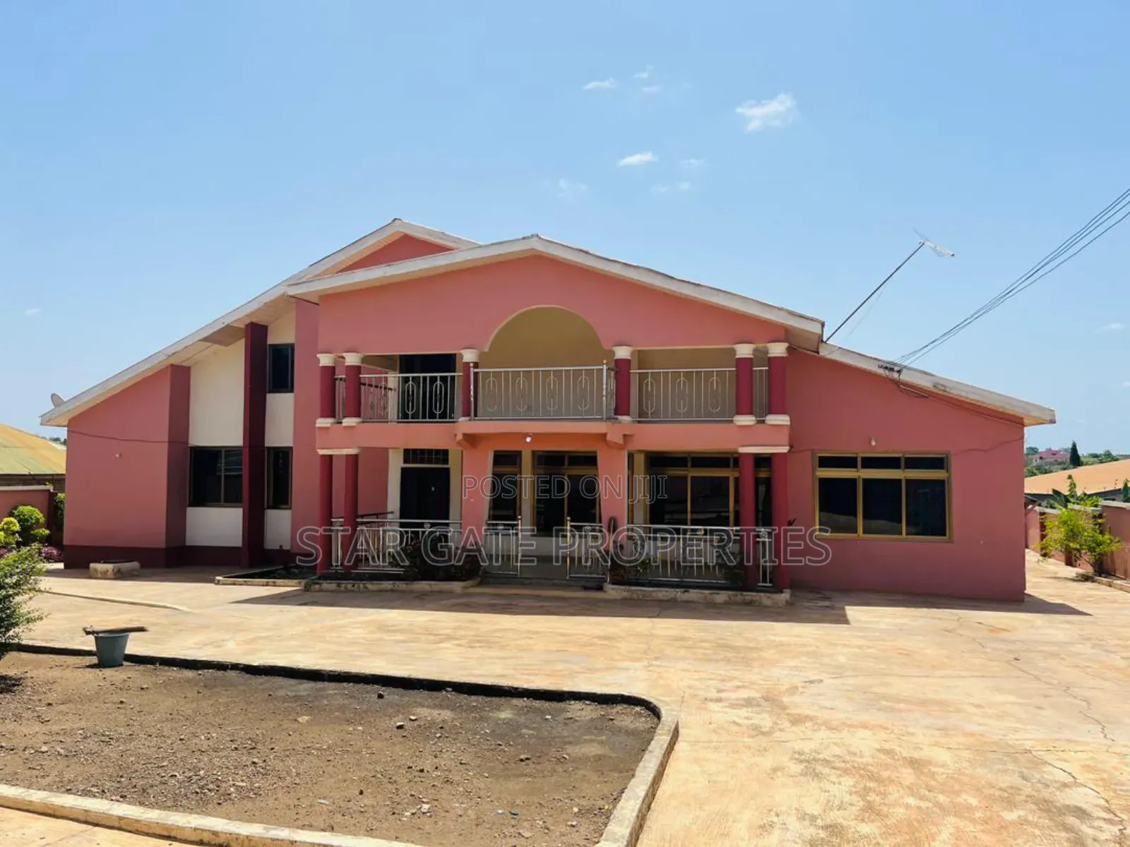 8bdrm House in Esereso, Near, Kumasi Metropolitan for sale