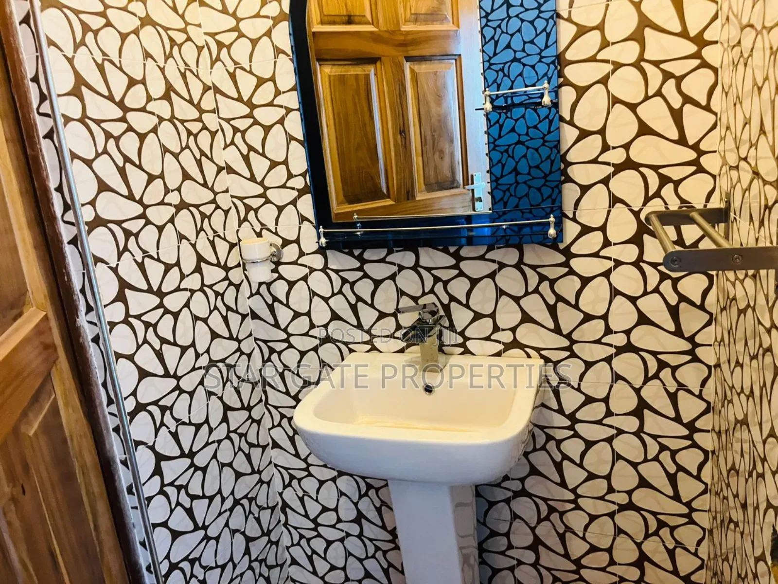 8bdrm House in Esereso, Near, Kumasi Metropolitan for sale
