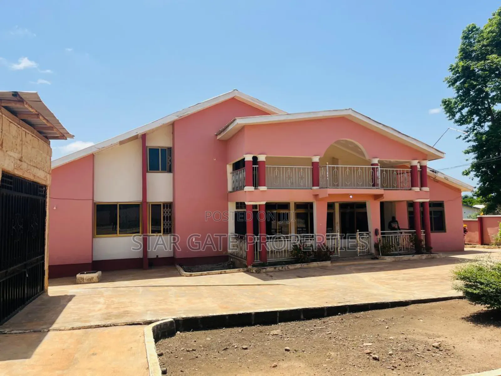 8bdrm House in Esereso, Near, Kumasi Metropolitan for sale