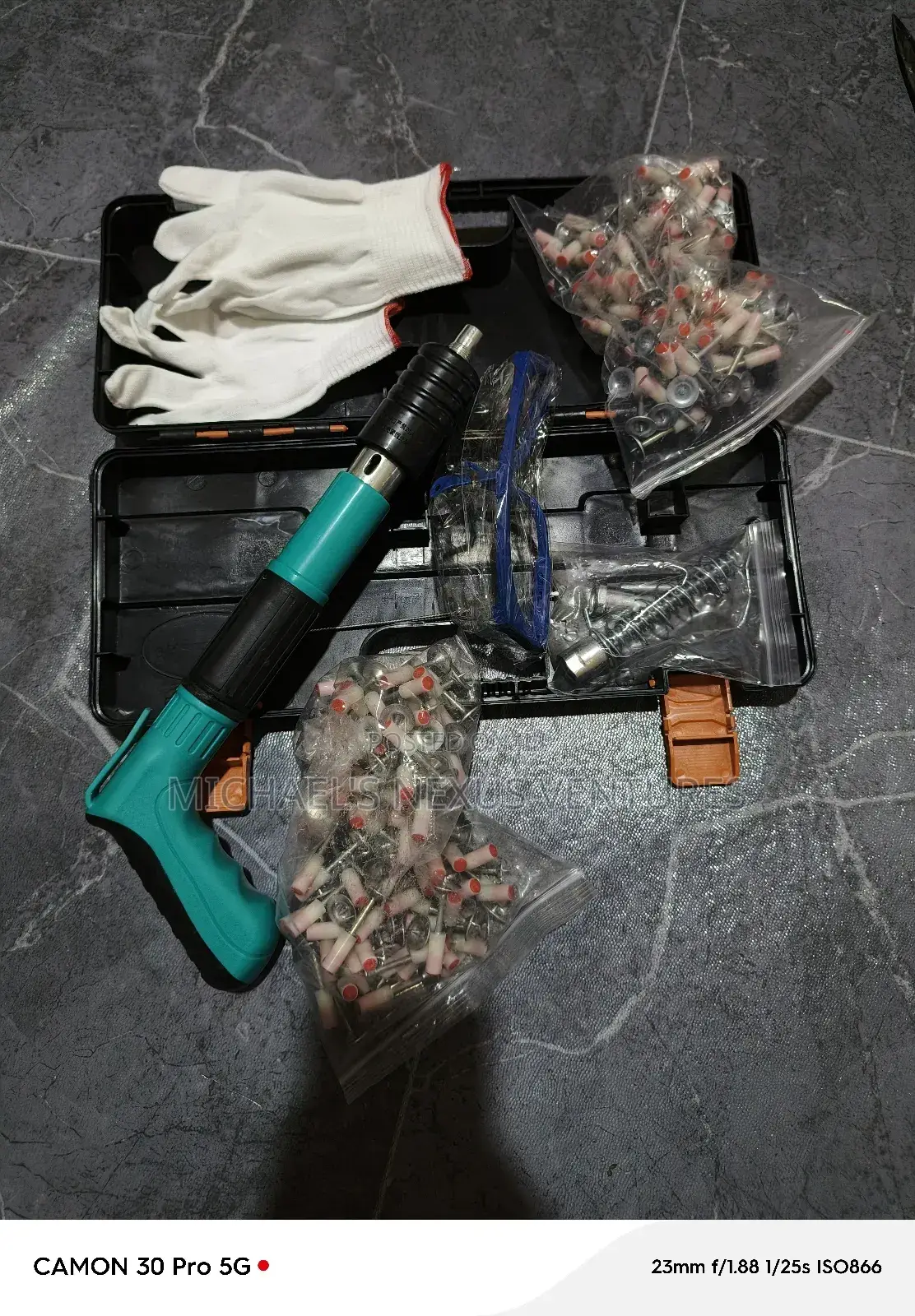 Nail Gun With 200 Nails, Gloves And A Goggles
