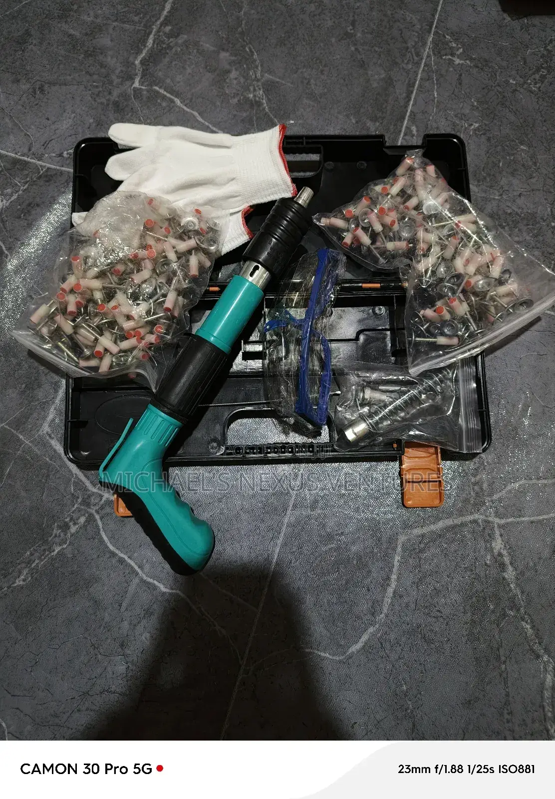 Nail Gun With 200 Nails, Gloves And A Goggles