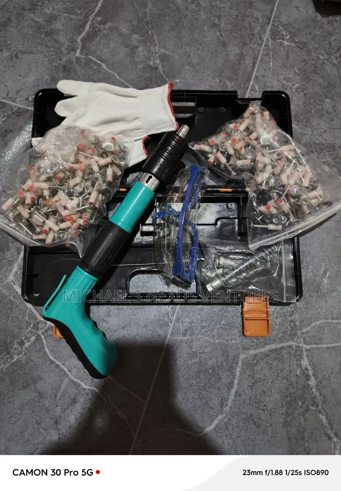 Nail Gun With 200 Nails, Gloves And A Goggles