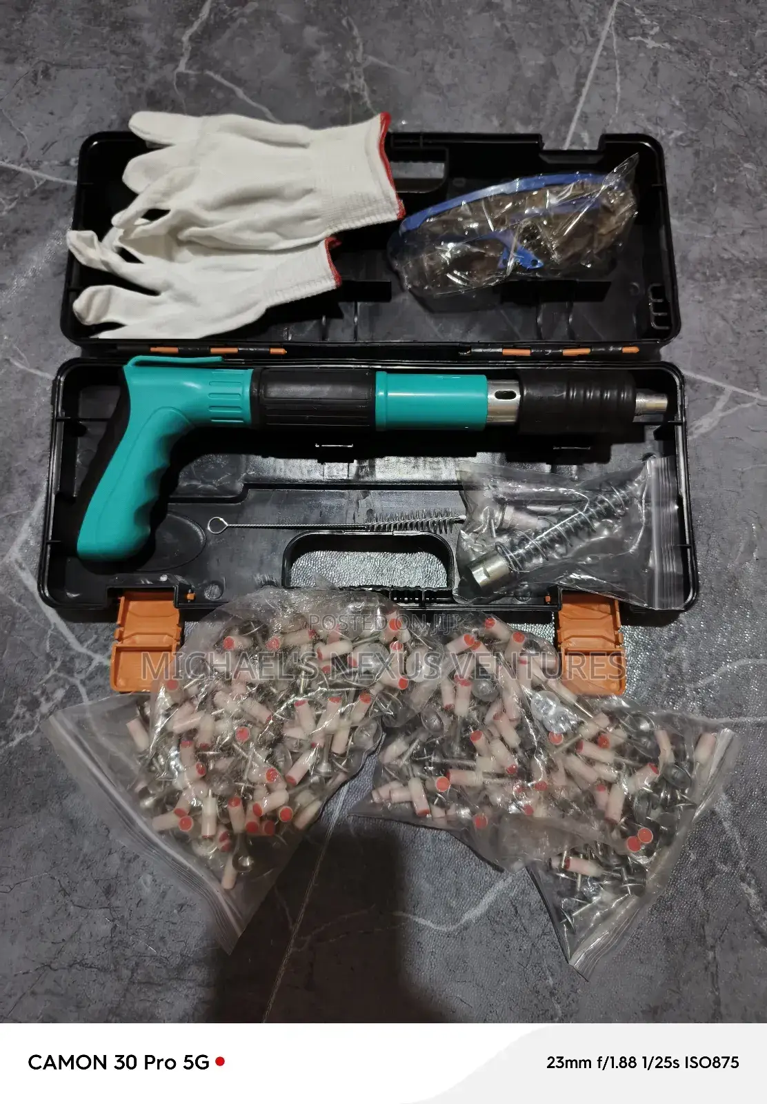 Nail Gun With 200 Nails, Gloves And A Goggles