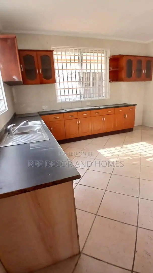 5bdrm Mansion in Bee Decor & Homes, East Legon for rent