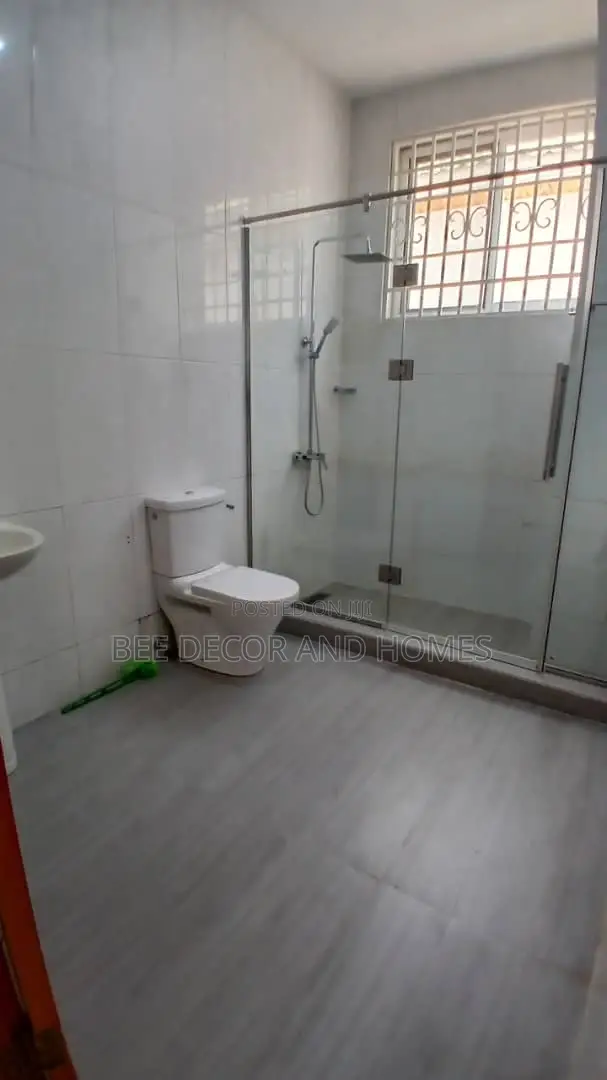 5bdrm Mansion in Bee Decor & Homes, East Legon for rent