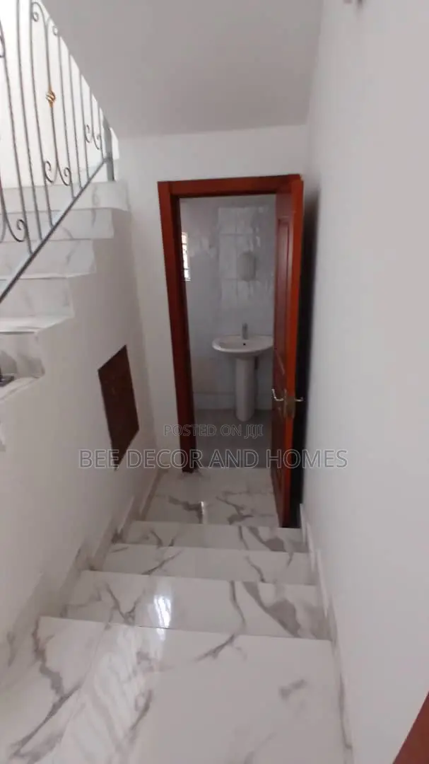 5bdrm Mansion in Bee Decor & Homes, East Legon for rent