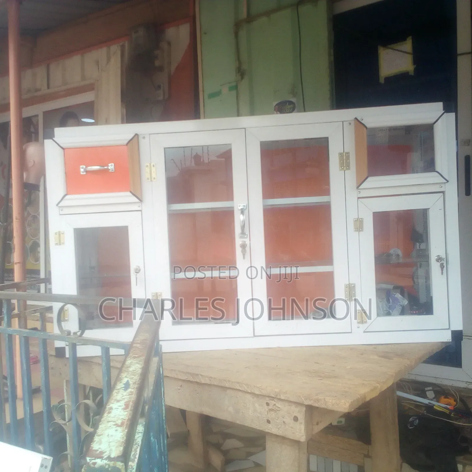 Glass Showcase/Hair Saloon Wadrop