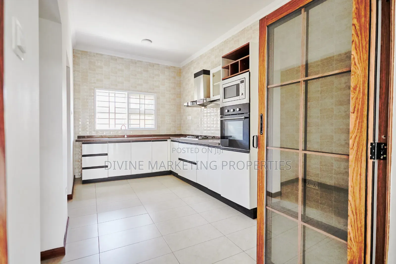 3bdrm House in Community 25, Tema Metropolitan for sale