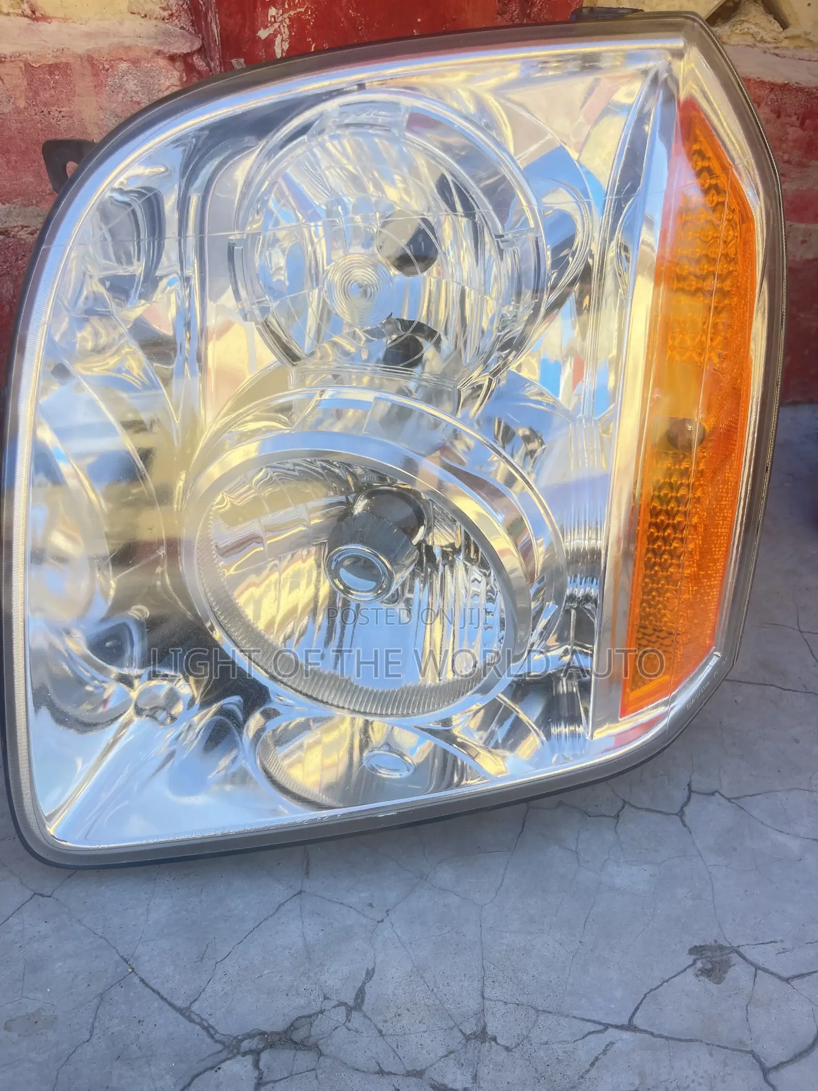 GMC Yukon Headlight 2014 Driver Side