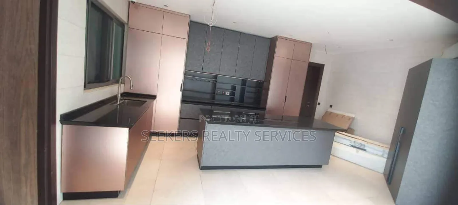 6bdrm Mansion in Seekers Realty, Adjiriganor for sale