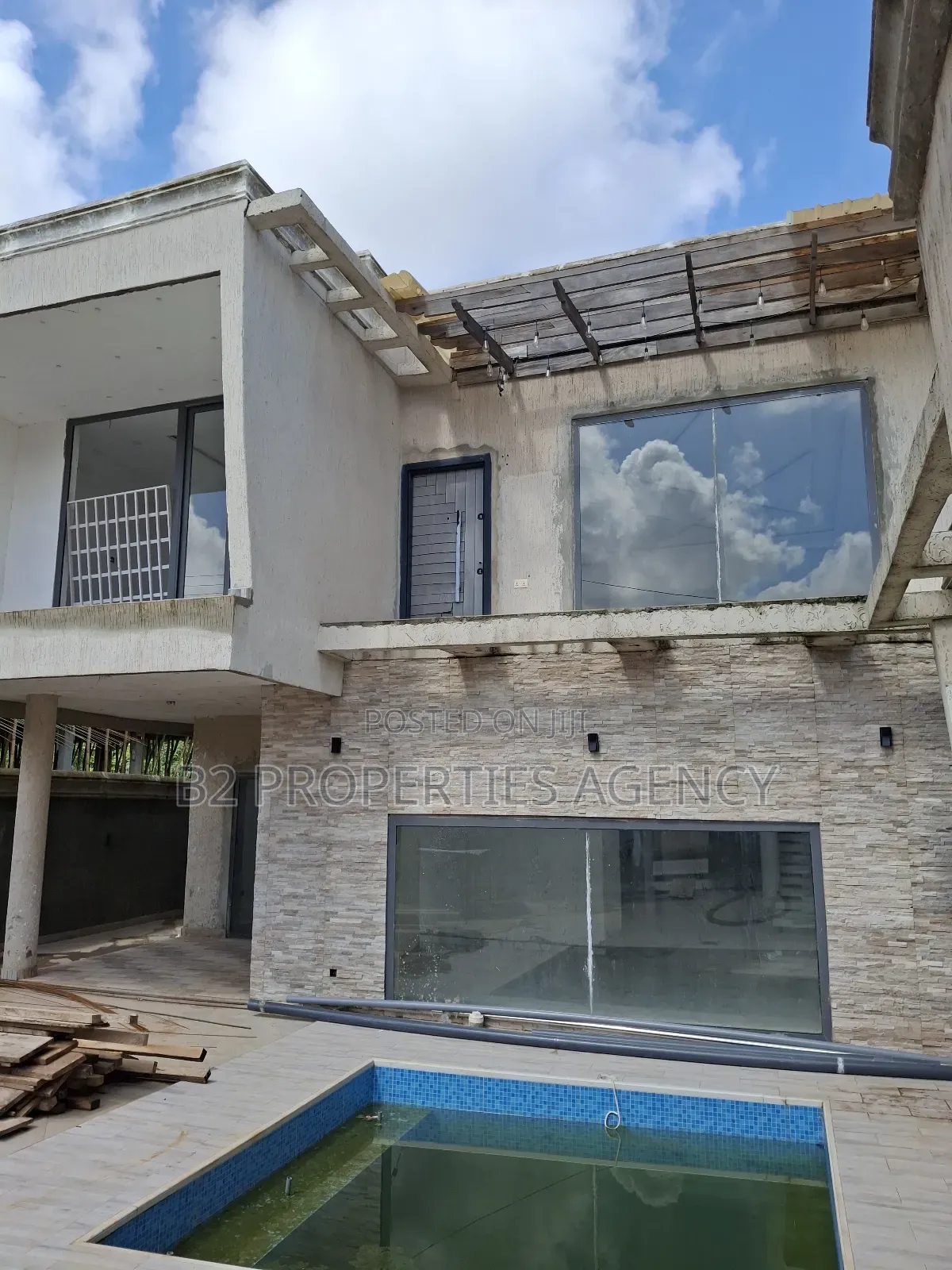 Furnished 4bdrm Maisonette for sale