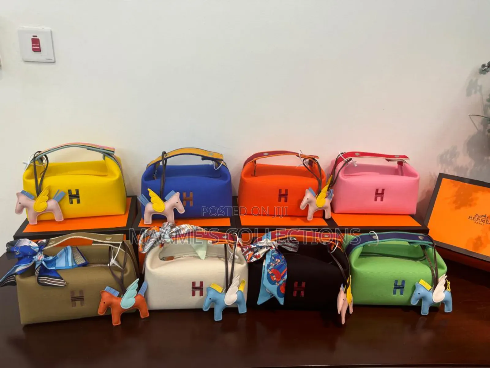 Hermes Ladies Handbag ( It Comes in a Box)