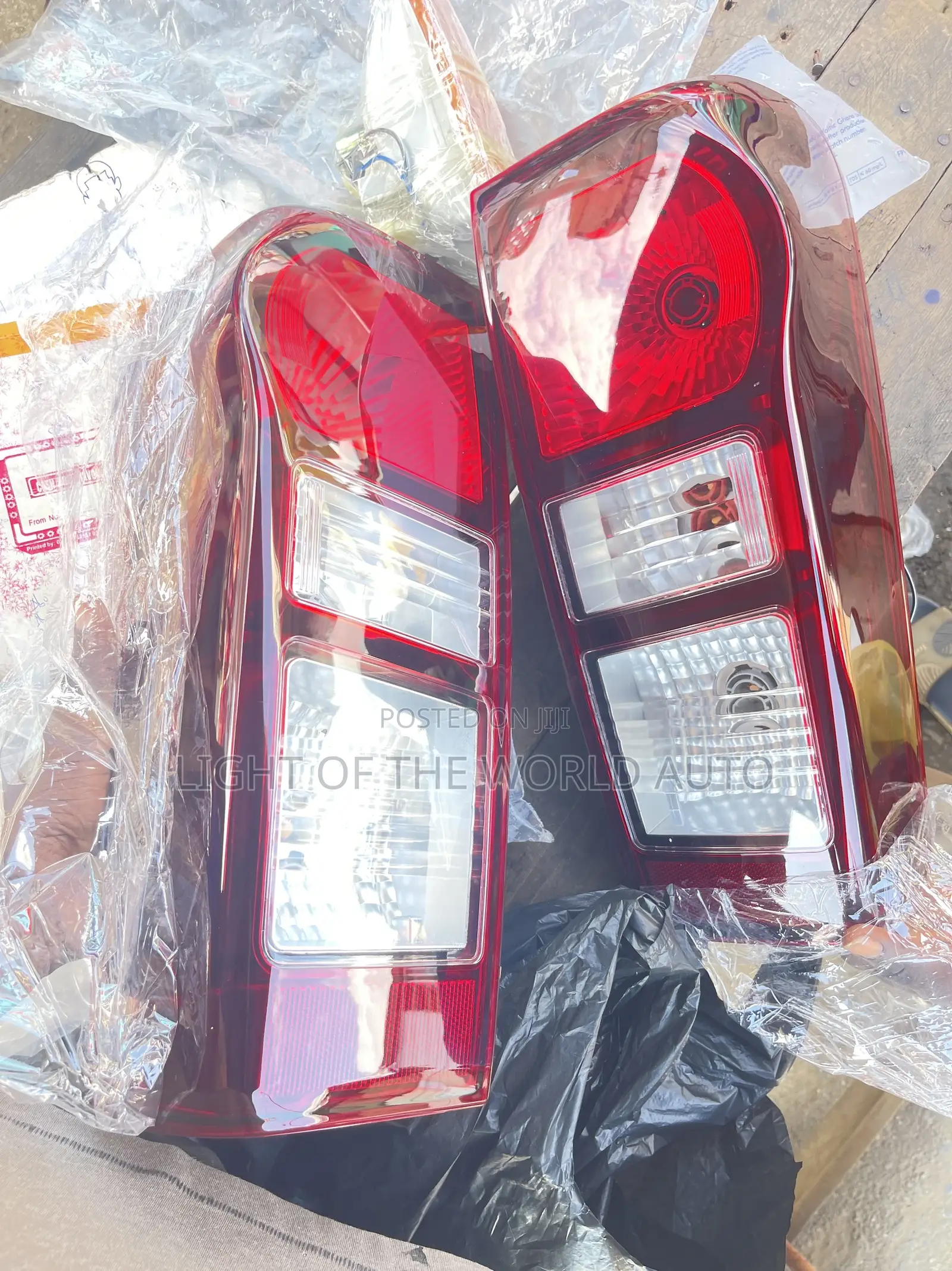 Isuzu Dumax 14 Taillight