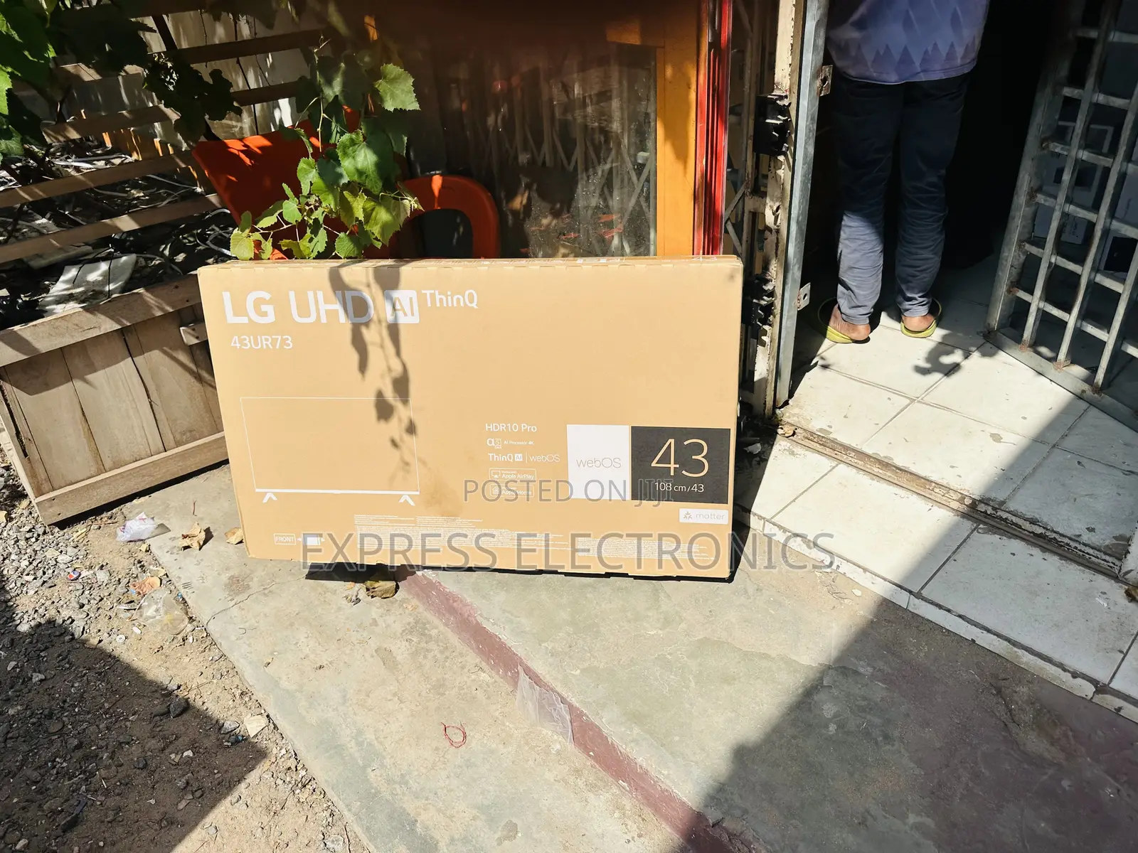 Slim Sleek UHD Smart Screen  43”UR73 
