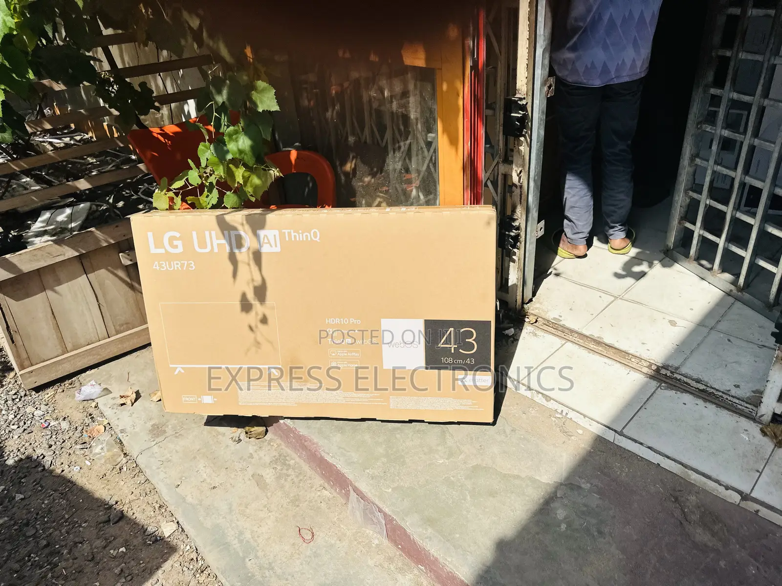 Slim Sleek UHD Smart Screen  43”UR73 