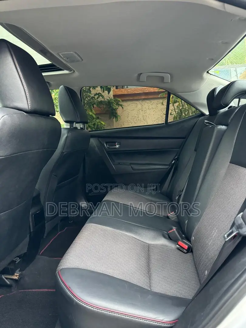 Toyota Corolla SE Special Edition 4dr Sedan (1.8L 4cyl CVT) 2017 Silver