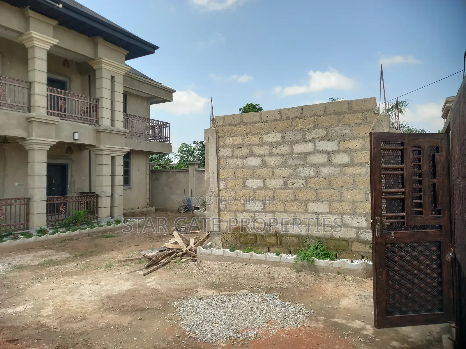 6bdrm House in Saaman, Near Kenyasi, Kumasi Metropolitan for sale