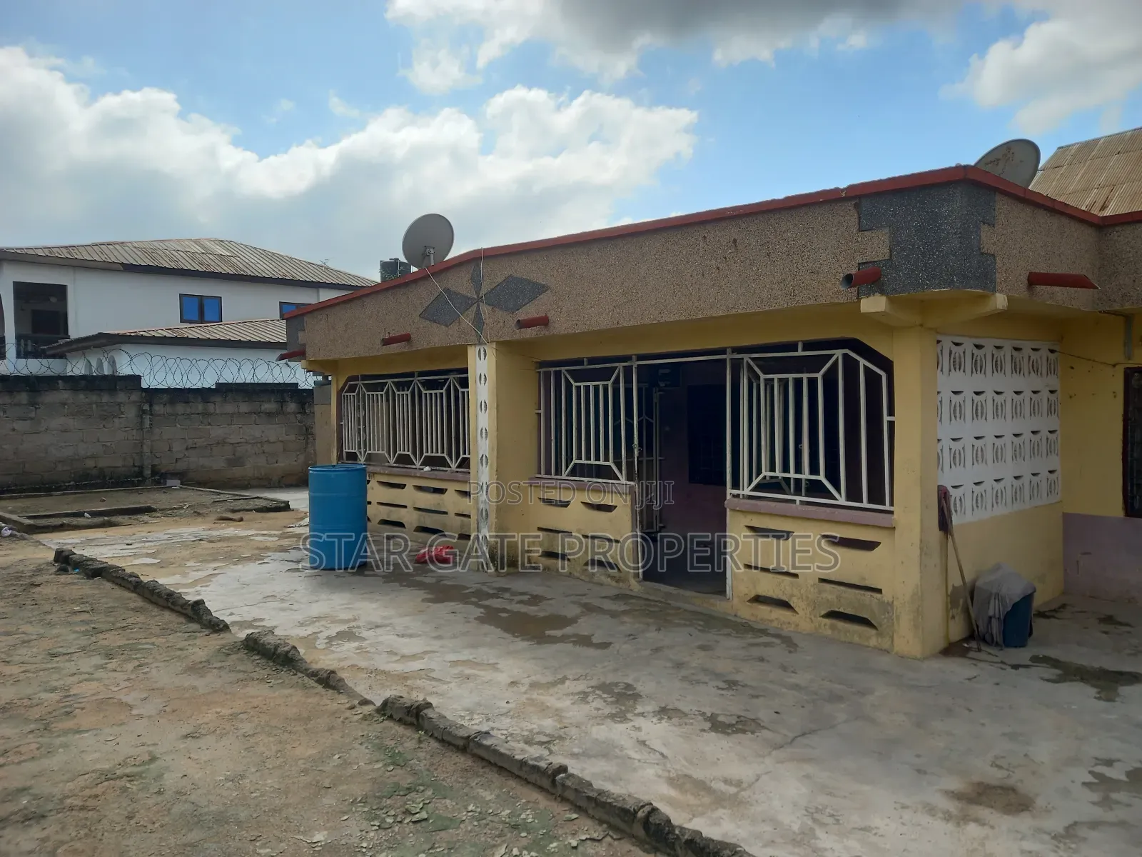 8bdrm House in Duase New Site, Kumasi Metropolitan for sale