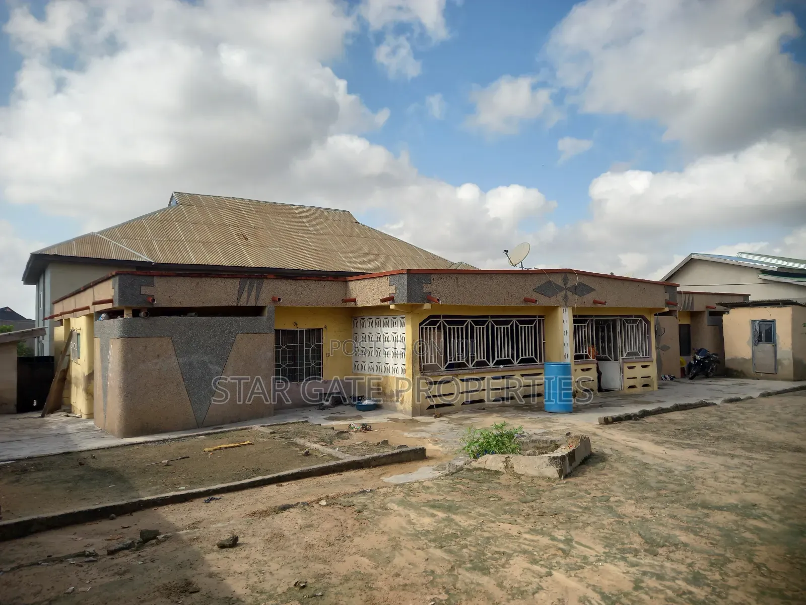 8bdrm House in Duase New Site, Kumasi Metropolitan for sale