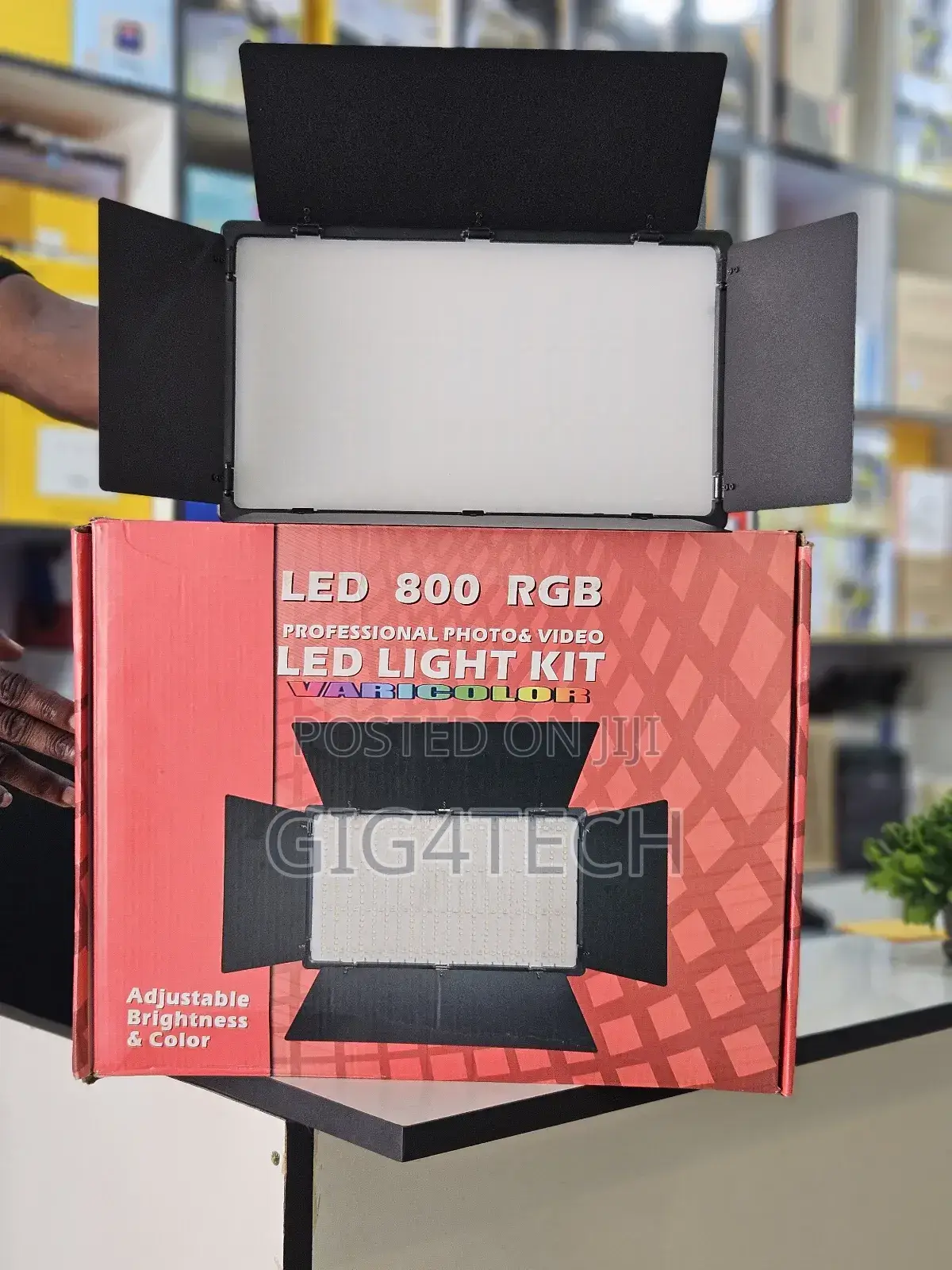 Led 800 RGB Varicolor Video Light With Battery and Stand