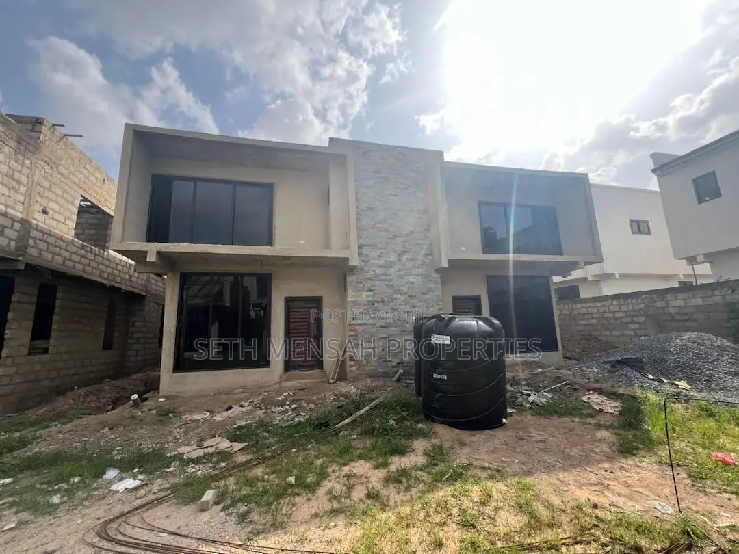 3bdrm Townhouse/Terrace in Skm, Haatso for sale