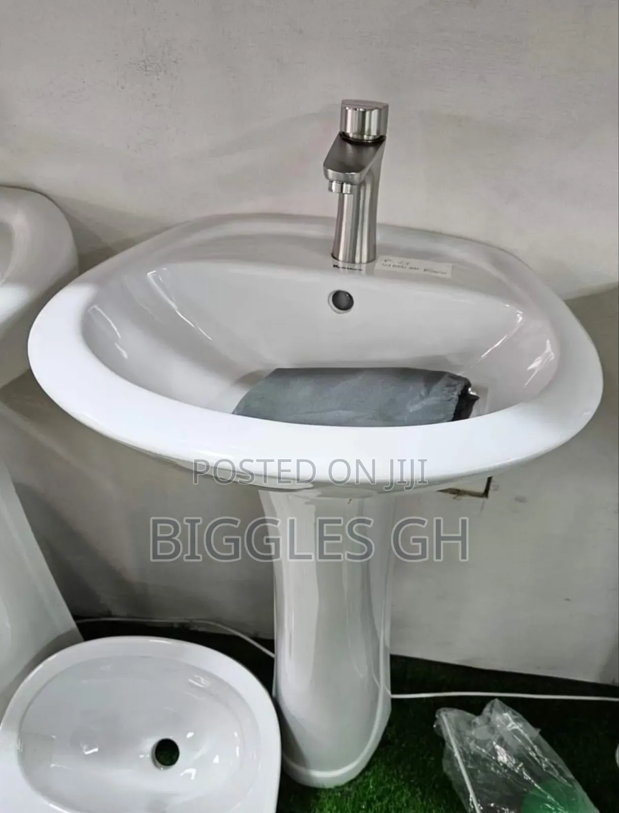 Basin With Pedestal + Tap Complete