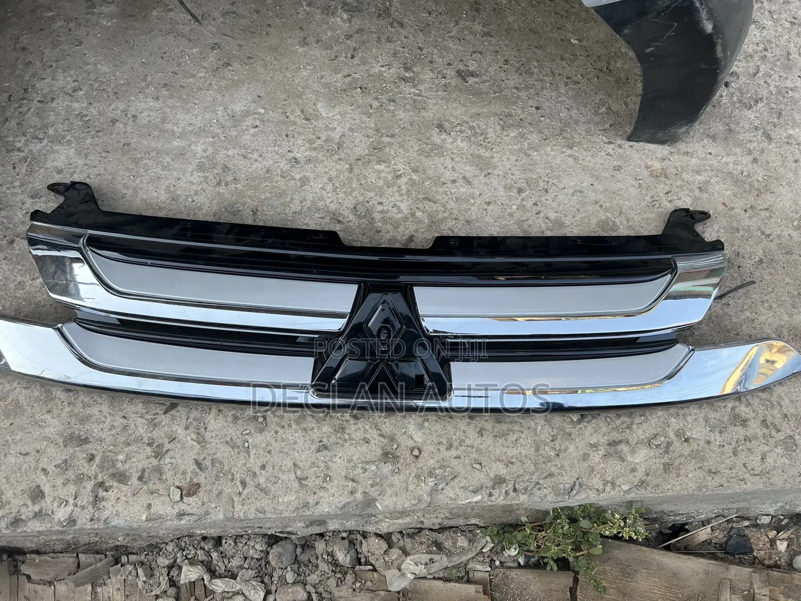 Mitsubishi Outlander 2016 2017 2018 Front Central Grill
