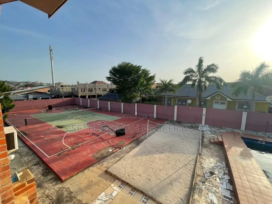 7bdrm Mansion in Skm, Ashomang Estate for sale