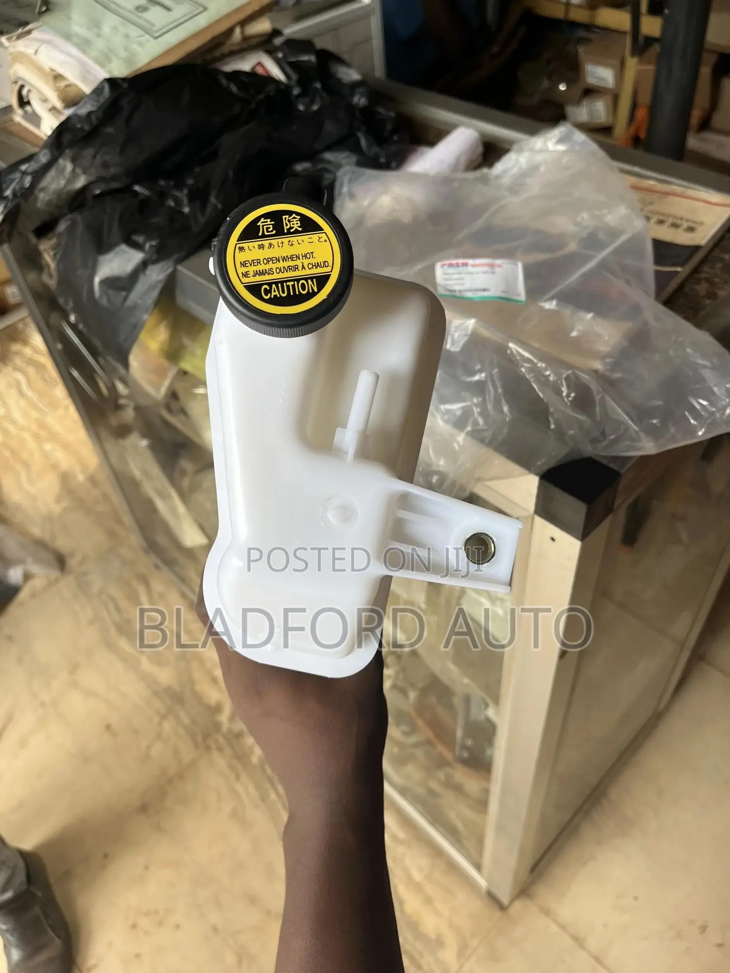 Hilux 2006-2012 Wiper Wash (Bottle)
