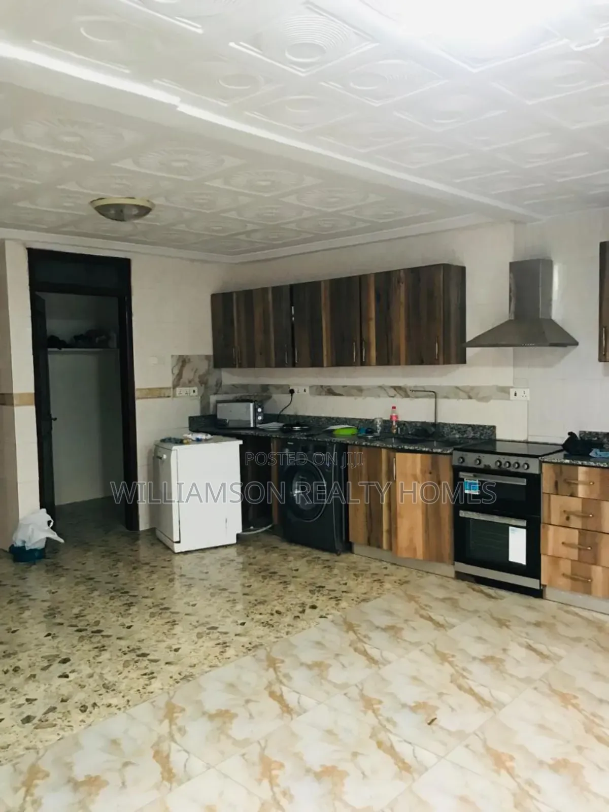 6bdrm House in Hfc Estate Area, Spintex for rent
