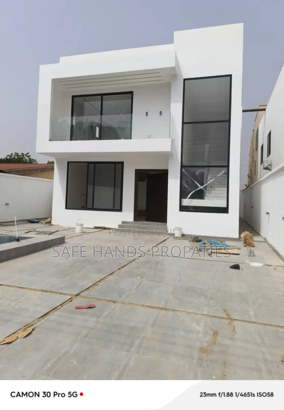 Furnished 5bdrm House in School Junction, Accra Metropolitan for sale