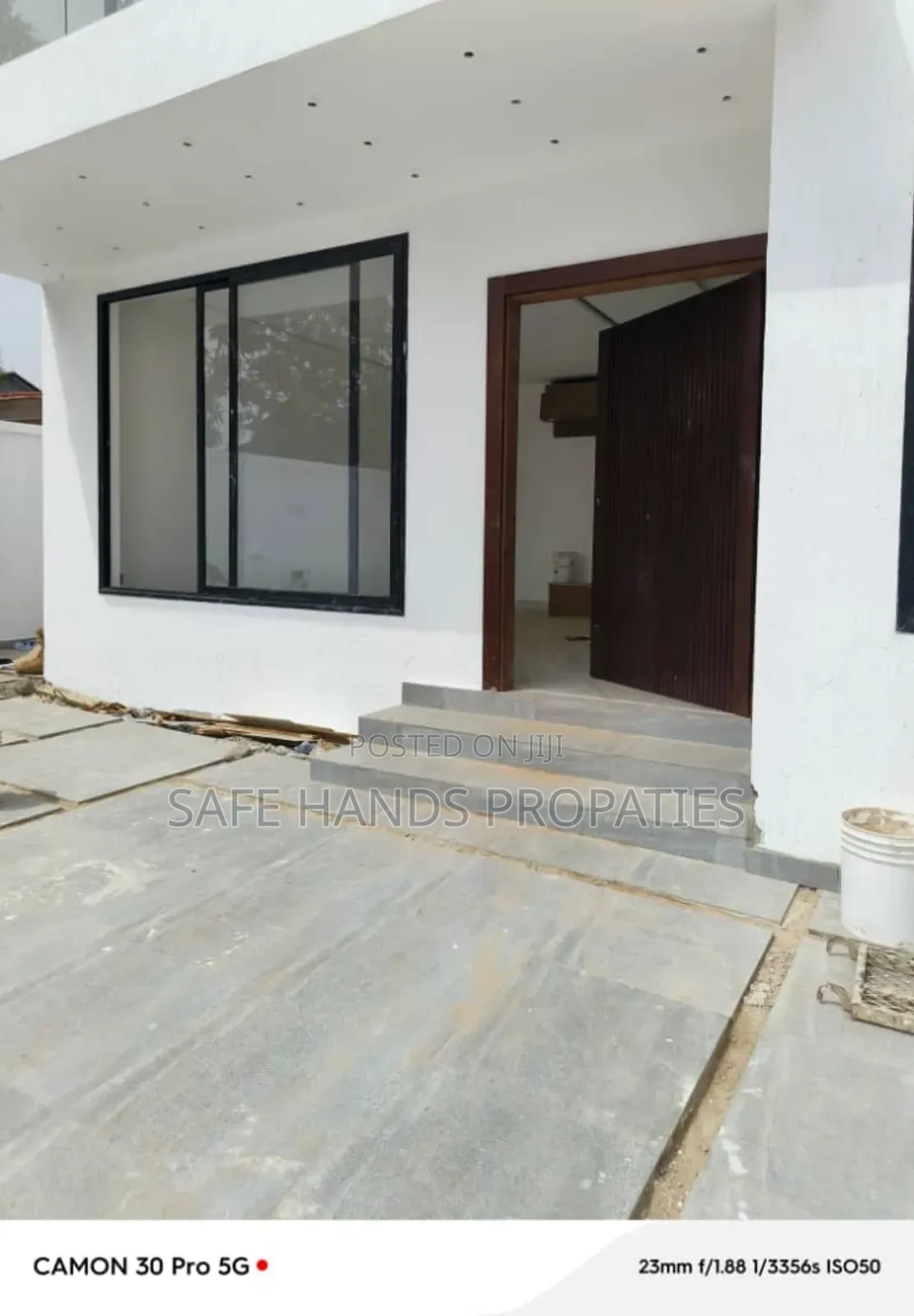 Furnished 5bdrm House in School Junction, Accra Metropolitan for sale